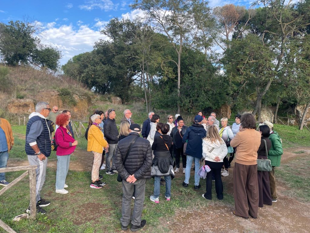 In tanti lungo la via degli Inferi per ricordare Don Sforza Ruspoli: la Necropoli raccontata da Ercole Zapicchi incanta il pubblico