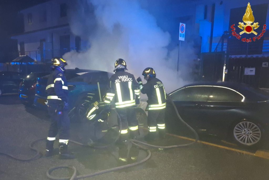 Civitavecchia, notte di fuoco in via Maestrale: due auto distrutte dalle fiamme